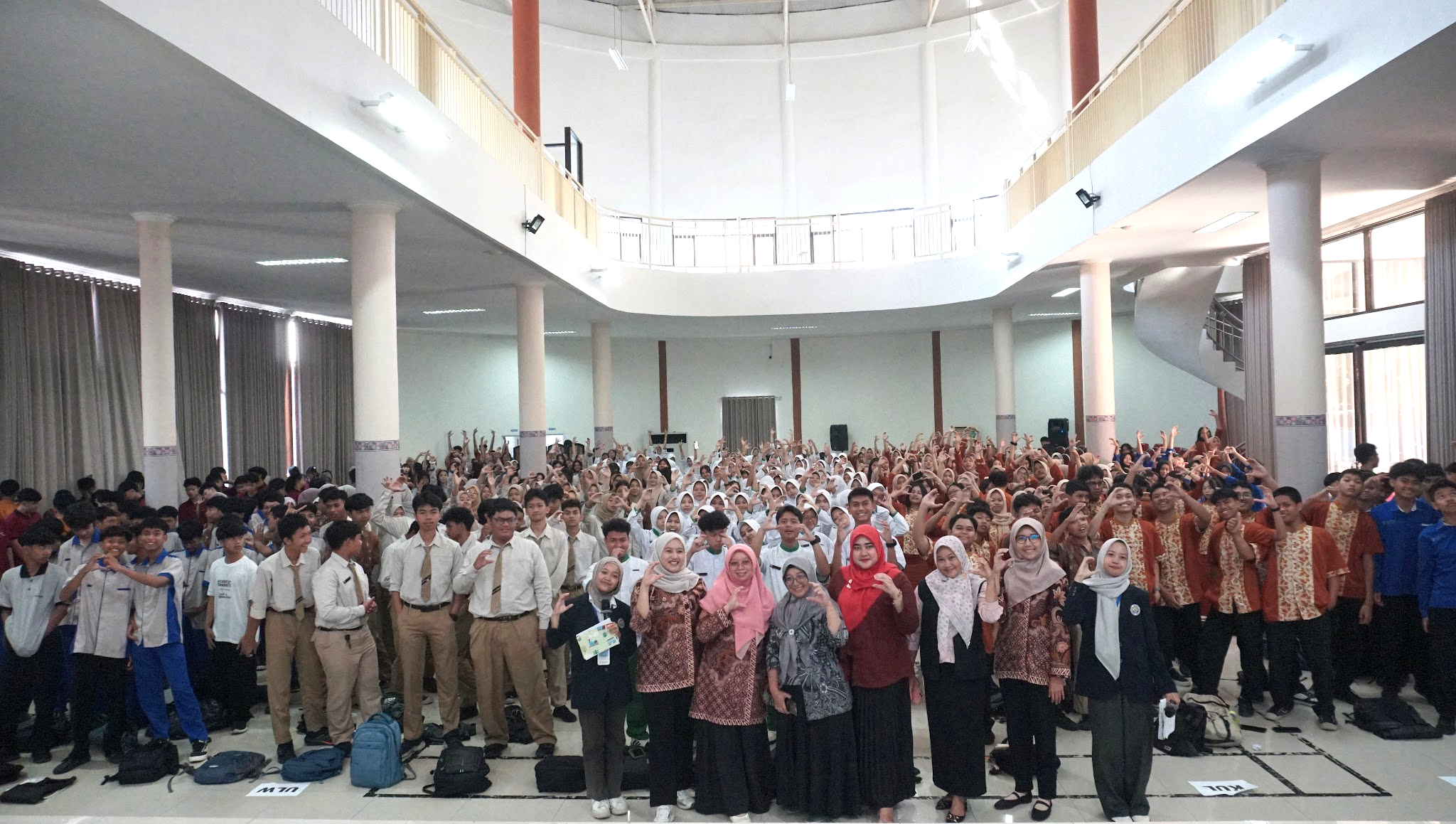 Aksi Nyata Kebidanan FK UM: Bentengi Ratusan Siswa SMKN 2 Malang Lewat Inovasi Program RISE